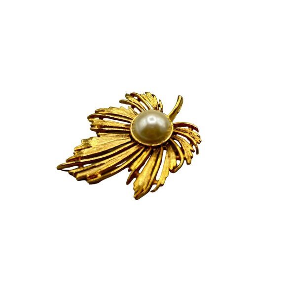 Leaf with Pearl Pin Brooch Gold Tone Classic Pin Brooch Elegant Simple Design - Picture 1 of 9